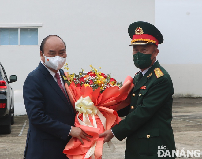  Colonel Nguyen Quoc Huong, the Commander of the Da Nang Military Command, on behalf of the city’s armed forces, presents a bouquet of fresh flowers and extends Tet greetings to State President Nguyen Xuan Phuc. Photo: HOANG HIEP