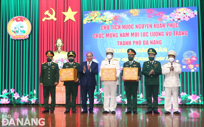 State President Nguyen Xuan Phuc presents Tet gifts and words of great encouragement to the city's armed forces. Photo: HOANG HIEP