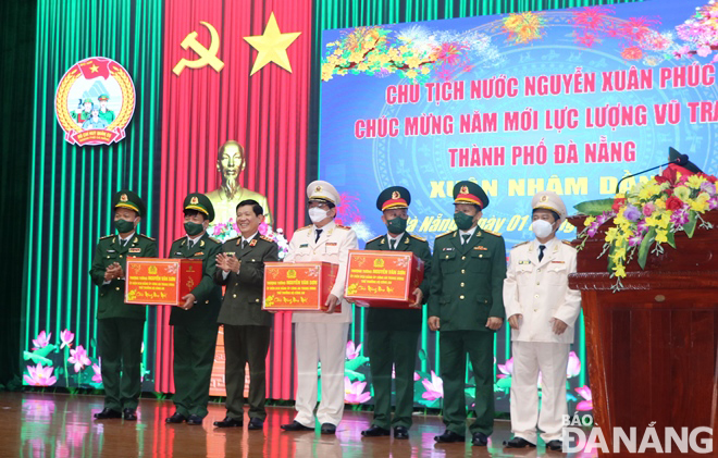 Senior Lieutenant General Nguyen Van Son (3rd, left), Deputy Minister of Public Security presents Tet gifts to Da Nang’s armed forces. Photo: HOANG HIEP