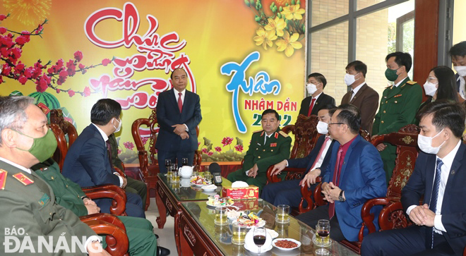 State President Nguyen Xuan Phuc extends Tet wishes to the Party Committee, government and people of Hai Chau District. Photo: HOANG HIEP