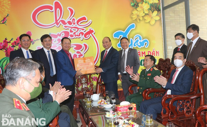 State President Nguyen Xuan Phuc extends Tet wishes to the Party Committee, government and people of Hai Chau District. Photo: HOANG HIEP