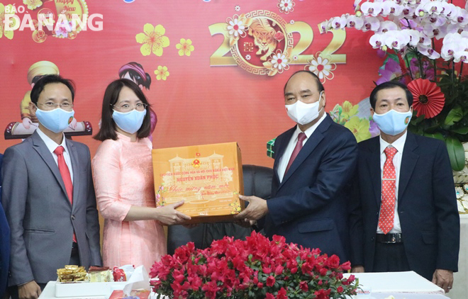 State President Nguyen Xuan Phuc presents Tet gifts to the public servants and people of Thuan Phuoc Ward. Photo: HOANG HIEP