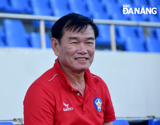 Trở lại cống hiến cho bóng đá quê hương đã giúp HLV Phan Thanh Hùng tìm lại được nụ cười và niềm hạnh phúc. Ảnh: BẢO AN 	