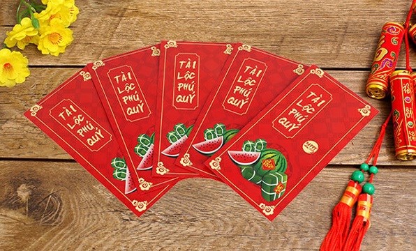 Lucky money is traditionally put red envelopes, meant to pray for good luck and drive away evil spirits (Illustrative photo: laodong.vn)