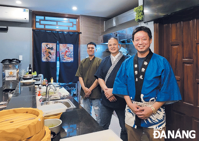 Despite facing many pandemic-triggered difficulties, Mr. Kikuchi (first right) has made great efforts to maintain the restaurant's business stability. Photo: THU HA