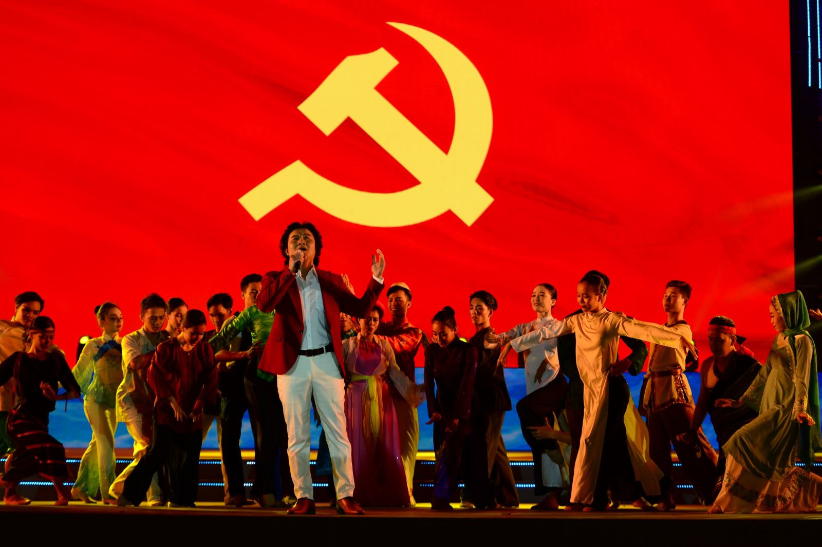 Tối mùng 3 Tết, TP Hồ Chí Minh long trọng tổ chức Lễ kỷ niệm 92 năm Ngày thành lập Đảng Cộng sản Việt Nam. 