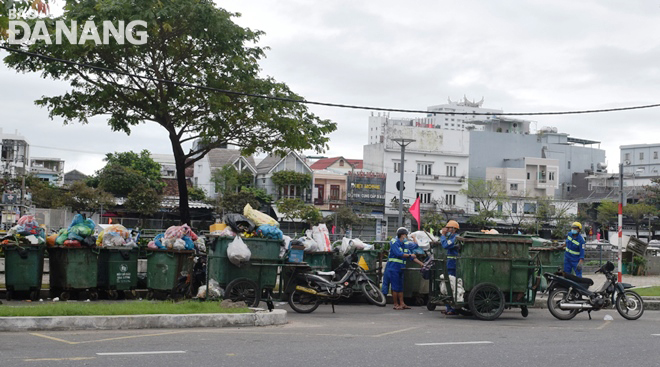 Các công nhân Xí nghiệp môi trường Thanh Khê thu gom rác sinh hoạt tăng gấp 2 lần ngày thường. Ảnh: HOÀNG HIỆP