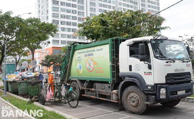 The specialised vehicle is collecting garbage along the Vinh Trung lakeside area, in Thanh Khe District). Photo: HOANG HIEP