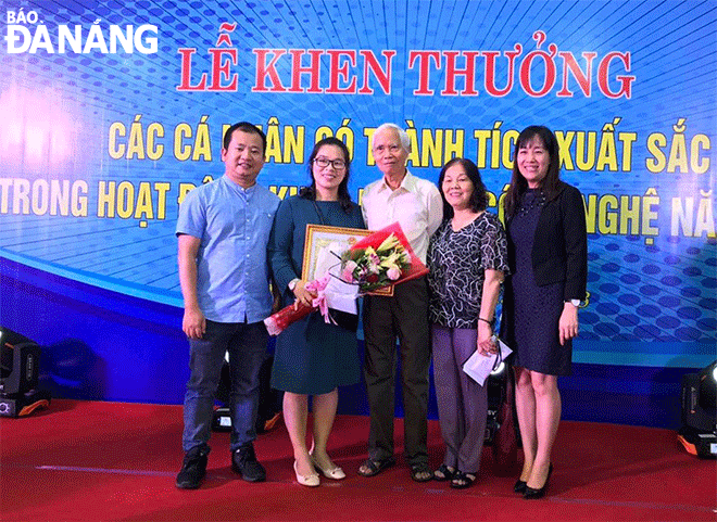 Le Thi Xuan Thuy (2nd from left) was seen at a municipal-level ceremony which honoured local individuals having outstanding scientific ad technological achievements this year