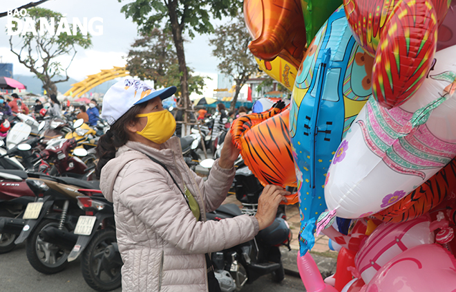 Mặt hàng bong bóng bay được nhiều người mua trong dịp Tết. Ảnh: VĂN HOÀNG