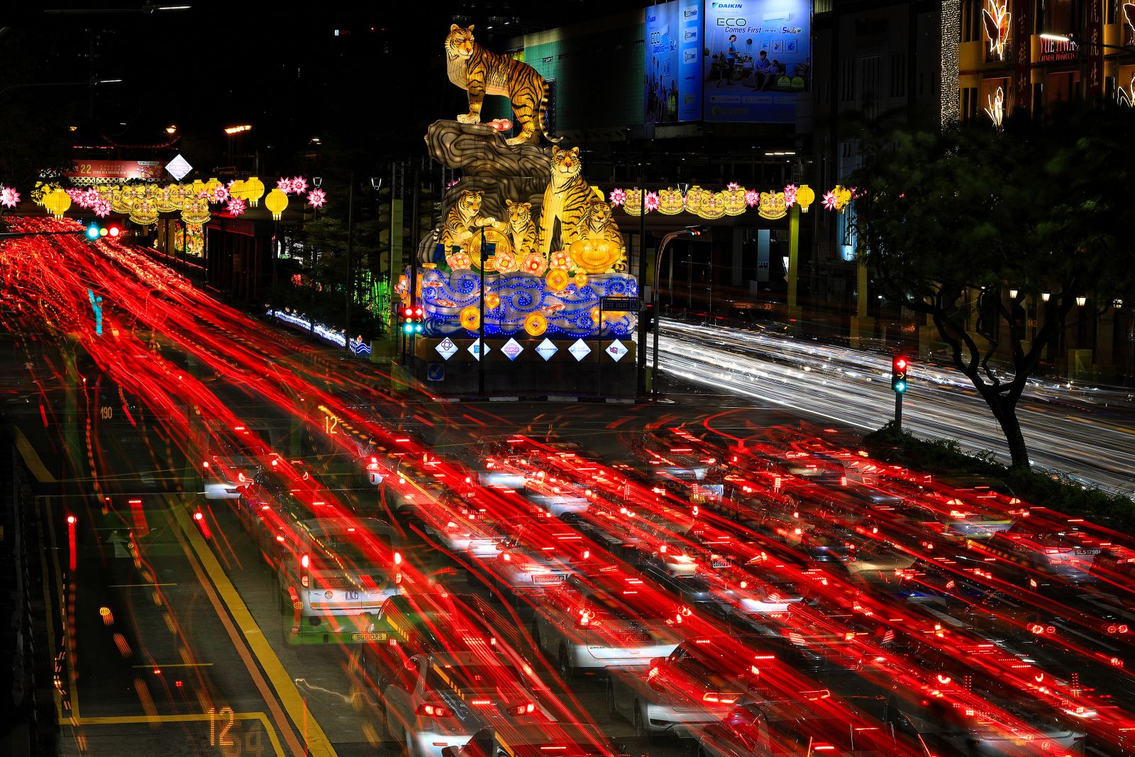 Đường phố Singapore được trang hoàng rực rỡ chào đón Năm mới 2022. Ảnh: Getty Images