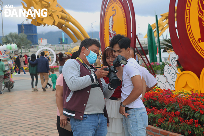 Souvenir photography service attracts a lot of customers on the first days of the lunar new year.