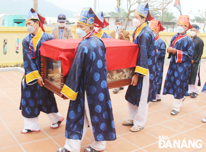 People in Son Tra District's Man Thai Ward bringing the Whale's bones  to the newly built temple. Photo: Xuan Dung