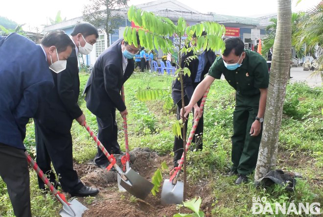 Delegates planting trees at the Care Centre for AO Victims and Disadvantaged Children in Hoa Nhon Commune, Hoa Vang District, Da Nang