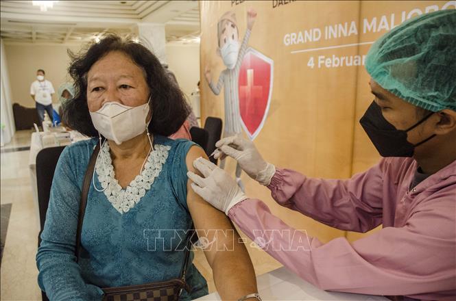 Nhân viên y tế tiêm vaccine phòng COVID-19 cho người dân tại Yogyakarta, Indonesia ngày 4/2/2022. Ảnh: THX/TTXVN