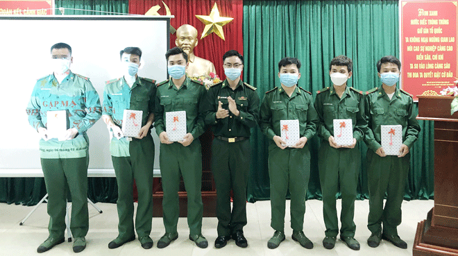 Đại diện Ban Chỉ huy Trạm Biên phòng cửa khẩu cảng Tiên Sa (giữa)trao quà lưu niệm cho chiến sĩ chuẩn bị hoàn thành nghĩa vụ quân sự năm 2022. Ảnh: DOÃN QUANG