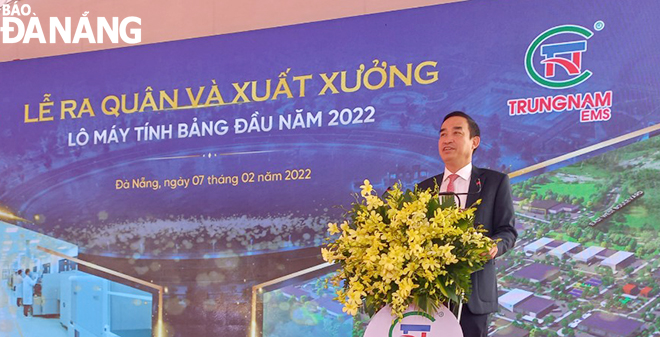 Chủ tịch UBND thành phố Lê Trung Chinh phát biểu tại buổi lễ ra quân xuất hàng tại Khu Công nghệ thông tin tập trung Đà Nẵng vào sáng ngày 7-2-2022 nhằm ngày mồng 7 Tết Nhâm Dần. Ảnh: TRIỆU TÙNG