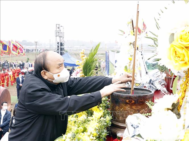 Chủ tịch nước Nguyễn Xuân Phúc dâng hương tại Lễ Tịch điền Đọi Sơn. 