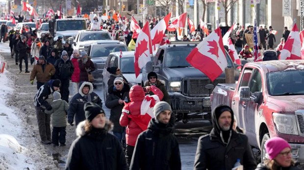 Người dân tham gia cuộc biểu tình tại Ottawa. (Nguồn: CNN)