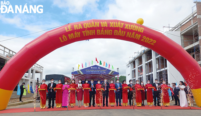 The ceremony to release the shipment of the first-ever ‘made-in-Da Nang’ tablets is in progress, February 7. Photo: TRIEU TUNG