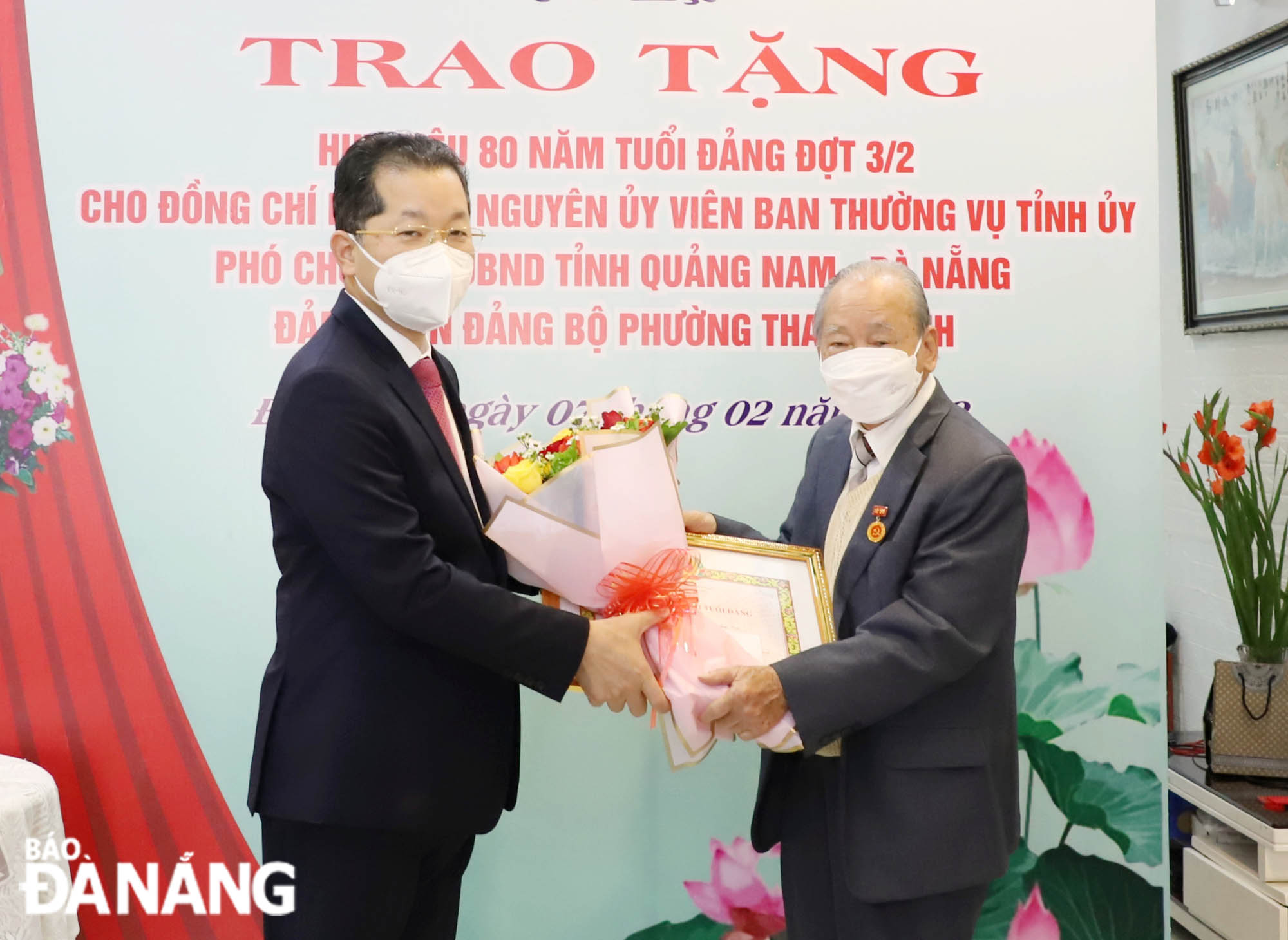 Bí thư Thành ủy Nguyễn Văn Quảng (bên trái) trao huy hiệu 80 năm tuổi Đảng cho đồng chí Lê Đào. Ảnh: NGỌC PHÚ