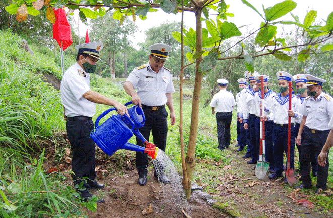 Cán bộ, chiến sĩ Vùng 3 Hải quân tham gia Tết trồng cây “Đời đời nhớ ơn Bác Hồ” năm 2022.