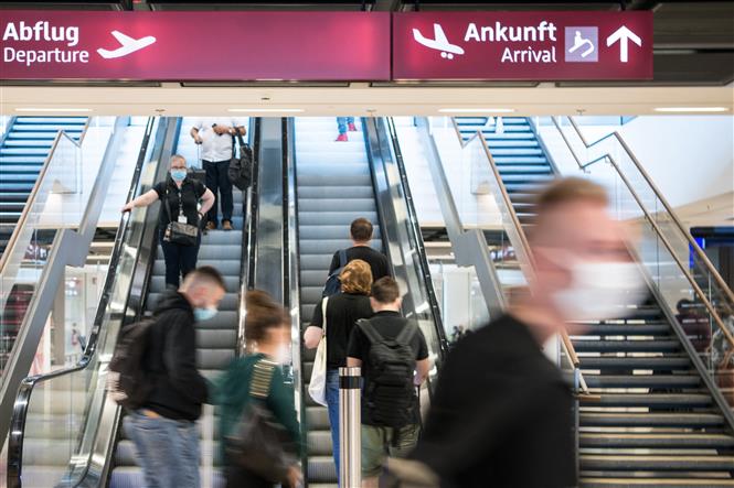 Hành khách tại sân bay Brandenburg, Đức. Ảnh: AFP/ TTXVN