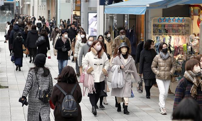 Người dân đeo khẩu trang phòng dịch COVID-19 tại Tokyo, Nhật Bản, ngày 30/1/2022. Ảnh: Kyodo/ TTXVN