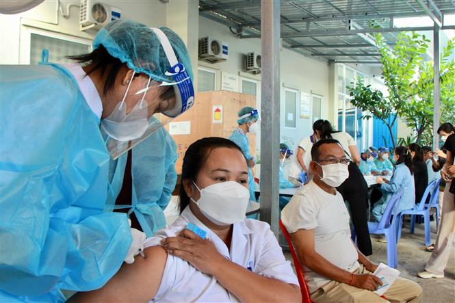 Một điểm tiêm chủng vaccine ngừa COVID-19 tại Phnom Penh, Campuchia, ngày 14/1/2022. Ảnh: THX/TTXVN