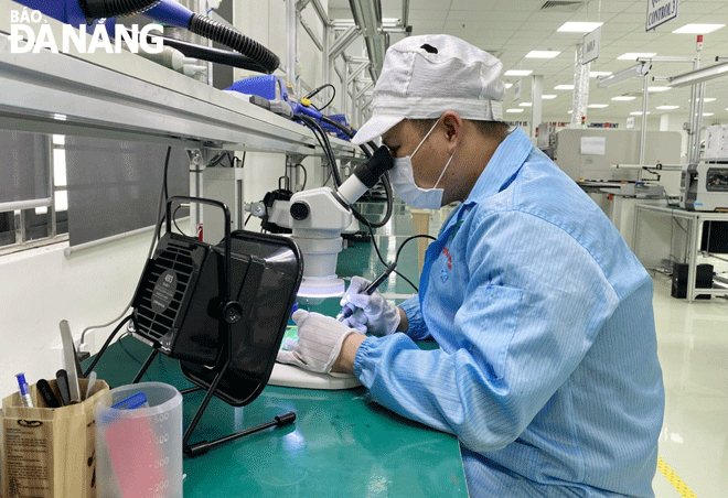 An engineer working at the SMT high-tech electronics manufacturing and assembly factory (Trungnam EMS) located in the Da Nang Hi-Tech Park. Photo: NGUYEN DANG KHIEM