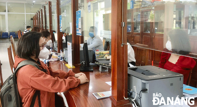 The handling of administrative procedures is progressing at the ‘One-stop shop’ division of the Ngu Hanh Son District. Photo: NGUYEN QUANG