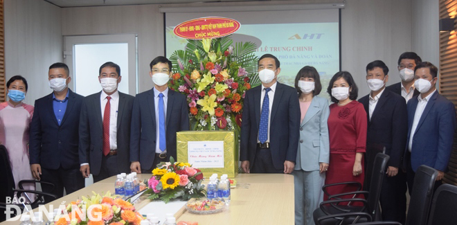 Chủ tịch UBND thành phó Lê Trung Chinh (giữa) tặng quà, động viên Công ty CP Đầu tư khai thác nhà ga quốc tế Đà Nẵng. Ảnh: H.HIỆP