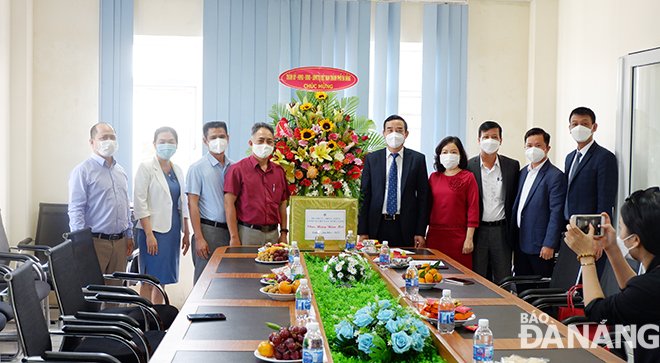 Chủ tịch UBND thành phố Lê Trung Chinh (thứ 5, từ phải sang) đến thăm và tặng quà mừng năm mới Nhâm Dần đến lãnh đạo Công ty TNHH Ống thép Hòa Phát Đà Nẵng. Ảnh: TRIỆU TÙNG