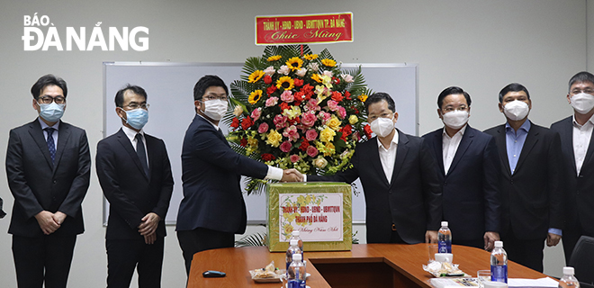 Da Nang Party Committee Secretary Nguyen Van Quang (4th, right) extends Tet greetings to the Apple Film Da Nang Co., Ltd, February 8, 2022 Photo: K. HOA