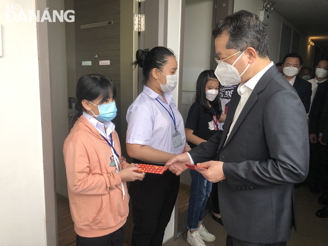  Da Nang Party Committee Secretary Nguyen Van Quang visits children at the Hy Vong boarding school. Photo: P.LAN