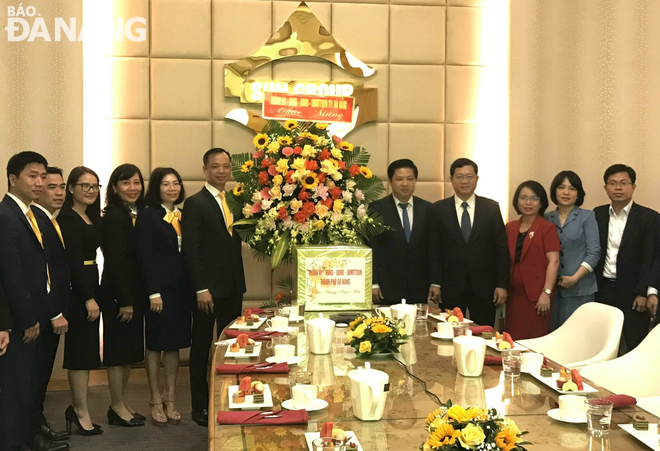 Da Nang Party Committee Standing Deputy Secretary cum People's Council Chairman Luong Nguyen Minh Triet (5th, right) pays Tet visit the Sun Group. Photo: M.QUE