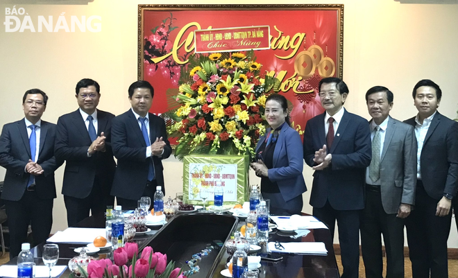 Da Nang Party Committee Standing Deputy Secretary cum People's Council Chairman Luong Nguyen Minh Triet (3rd, left) makes a visit to the March 29 Textile and Garment JSC. Photo: M.QUE