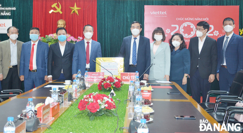  Da Nang People's Committee Chairman Le Trung Chinh (5th, right) and the leaders of municipal agencies visited the Da Nang branch of Viettel at the beginning of the lunar new year. Photo: THU HA