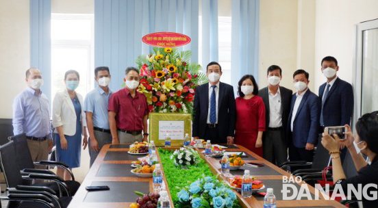  Da Nang People's Committee Chairman Le Trung Chinh (5th, right) visits the Hoa Phat Da Nang Steel Pipe Co., Ltd. Photo: TRIEU TUNG