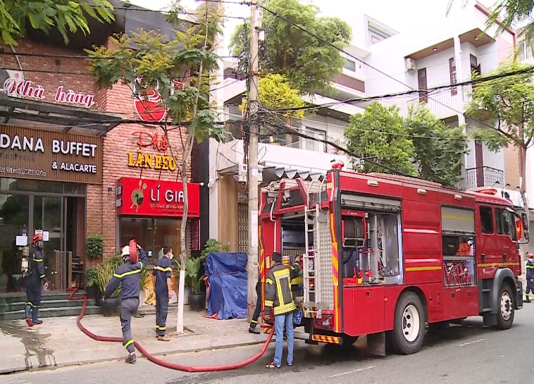 Firefighters were seen tackling the blaze at a resurant in Hai Chau District on the third day of Tet 