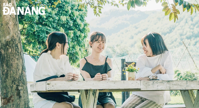 Tourists have fun at An Nhien Farm, Hoa Ninh Commune, Hoa Vang District. Photo: Tieu Yien