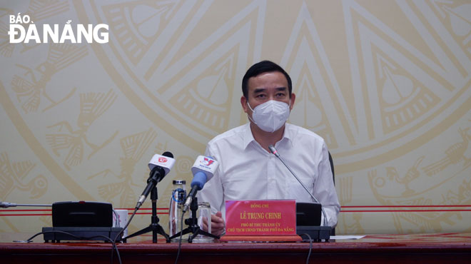 Chủ tịch UBND thành phố Lê Trung Chinh chủ trì cuộc họp Ban Chỉ đạo Phòng, chống Covid-19 chiều 8-2. Ảnh: PHAN CHUNG