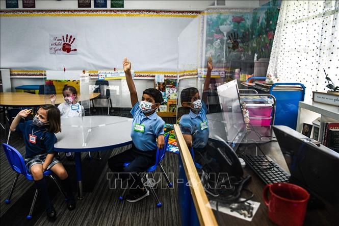 Học sinh đeo khẩu trang phòng dịch COVID-19 tại trường học ở Miami, Mỹ, ngày 18/8/2021. Ảnh: AFP/TTXVN