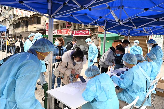 Người dân xếp hàng chờ tiêm vaccine COVID-19 tại Hong Kong, Trung Quốc, ngày 5/2/2022. Ảnh: THX/TTXVN
