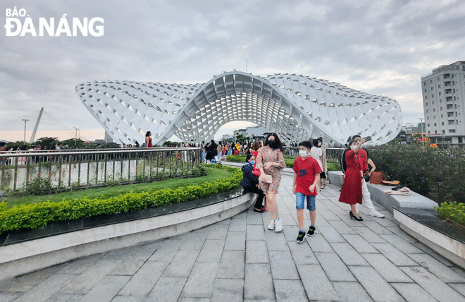 Công viên vườn tượng APEC (phường Bình Hiên, quận Hải Châu) trở thành điểm đến mới, hấp dẫn người dân và du khách trong dịp Tết Nhâm Dần 2022. Ảnh: THIÊN NGUYỆN