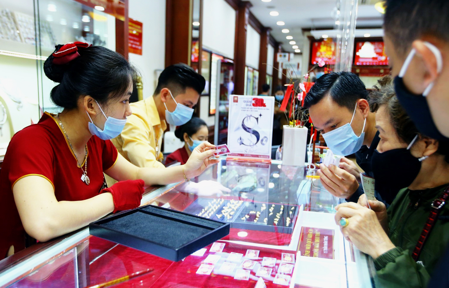 Giá vàng SJC tại thị trường Hà Nội niêm yết ở mức 61,8 - 62,5 triệu đồng/lượng. Ảnh: Thành Đạt/TTXVN
