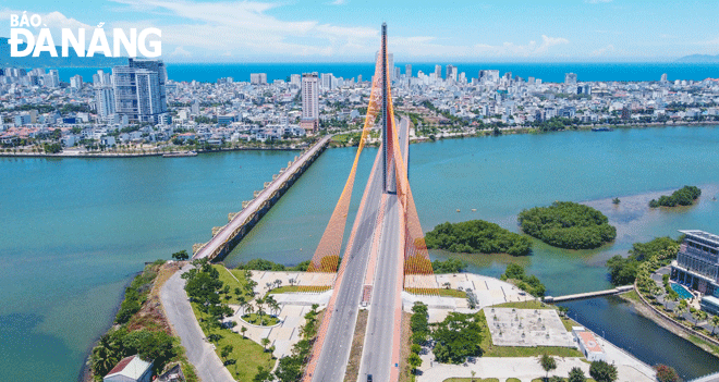 Many projects have received additional capital to improve the efficiency of public investment and socio-economic development. Here is a scene of the under-construction traffic infrastructure project to the western end of the Tran Thi Ly Bridge which will receive additional capital for completion by late 2022. Photo: XUAN SON