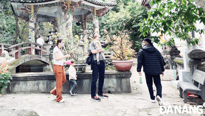 Visitors to the Marble Mountains Tourist Area in Ngu Hanh Son District during the Tet Festival 2022 