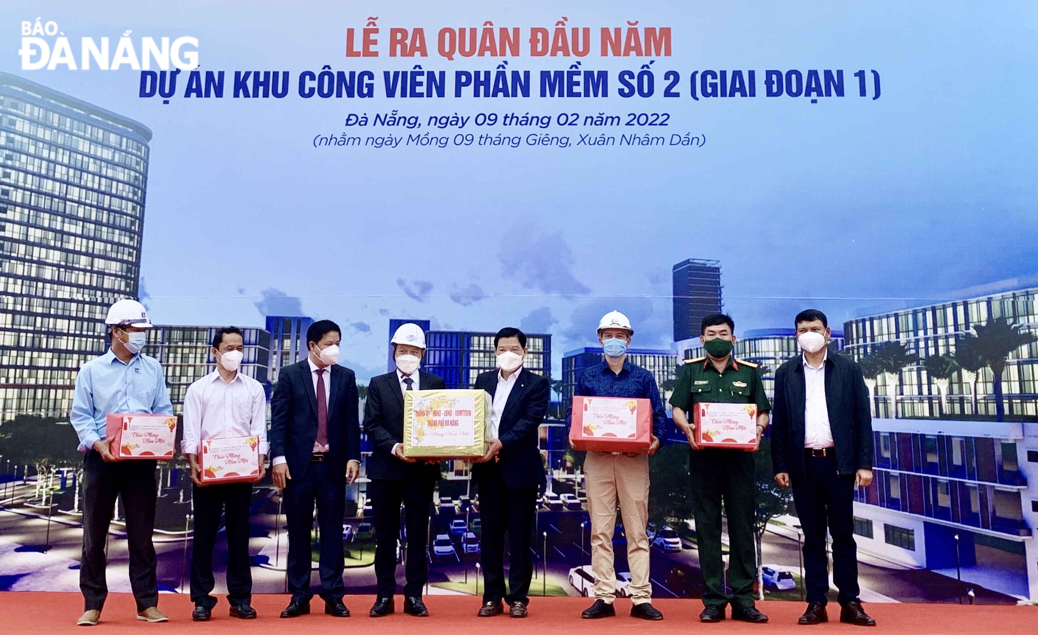 City leaders giving Tet gifts to the developers of the Software Park No.2 project. Photo: PHONG LAN