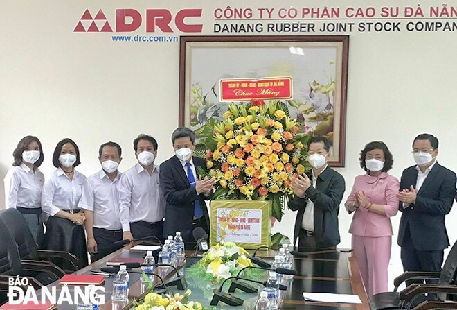 Secretary Quang (third, right) sending Tet greetings to the Da Nang Rubber JSC. Photo: M.QUE